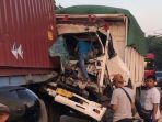 Kepala Truk Gepeng Usai Tabrak Kontainer di Bekasi Kepala Truk Gepeng Usai Tabrak Kontainer di Bekasi