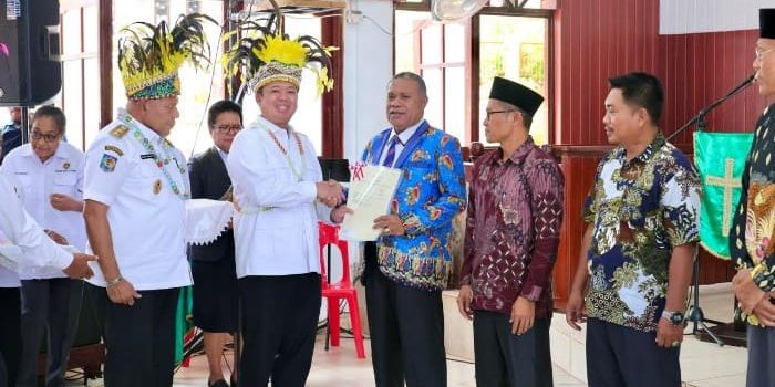 Menteri ATR/BPN Serahkan Sertipikat Rumah Ibadah di Papua