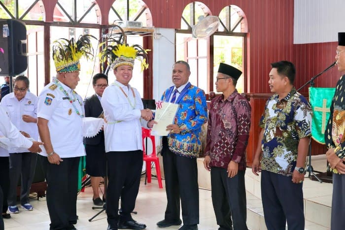 Menteri ATR/BPN Serahkan Sertipikat Rumah Ibadah di Papua