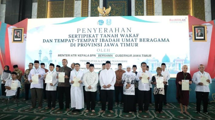 Menteri Nusron Serahkan 2.532 Sertipikat Tanah Wakaf dan Rumah Ibadah di Surabaya