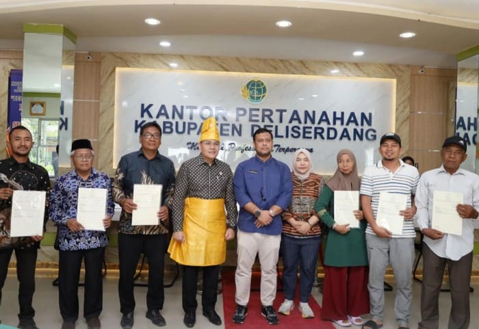 Wamen Ossy Dermawan Serahkan Sertipikat PTSL di Deli Serdang