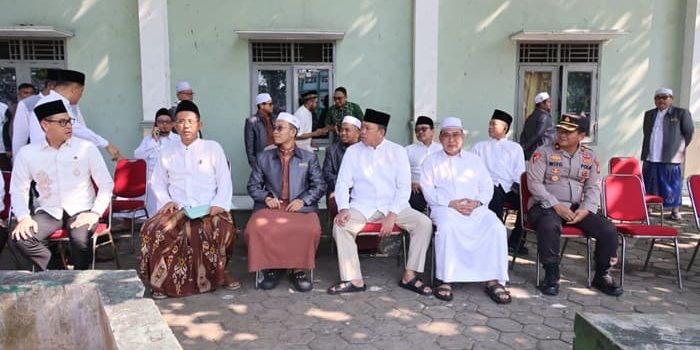 Bertepatan Milad ke-70, Menteri Nusron Salurkan Hewan Kurban ke Ponpes Attaqwa