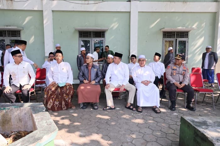 Bertepatan Milad ke-70, Menteri Nusron Salurkan Hewan Kurban ke Ponpes Attaqwa