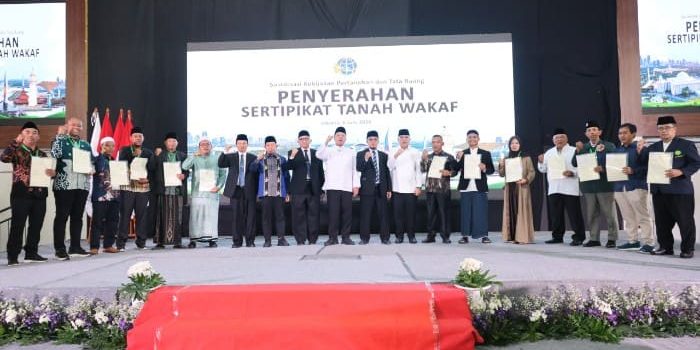 Nusron Serahkan 1.029 Sertipikat Wakaf, Target Sapu Bersih Tanah Wakaf pada 2028