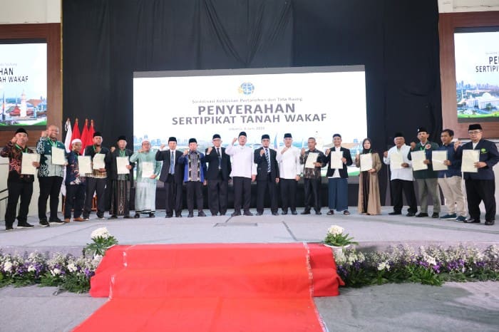 Nusron Serahkan 1.029 Sertipikat Wakaf, Target Sapu Bersih Tanah Wakaf pada 2028