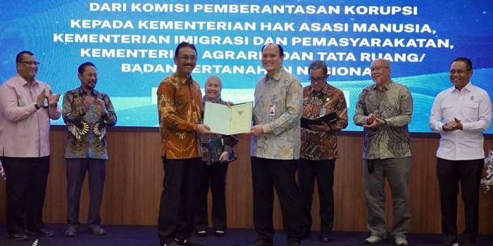 Sekjen ATRBPN Dalu Agung Darmawan Terima Barang Rampasan Negara dari KPK