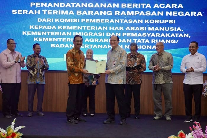 Sekjen ATRBPN Dalu Agung Darmawan Terima Barang Rampasan Negara dari KPK